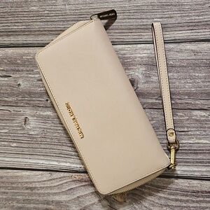 SALE! Michael Kors Soft Pink Saffiano Leather Wristlet Wallet